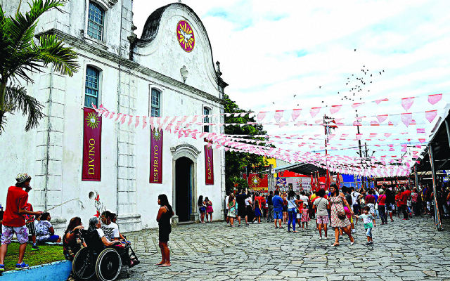 Festa do Divino reúne fiéis em Itanhaém