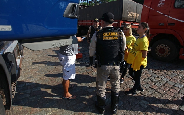 Maio Amarelo inicia com blitz educativa na área portuária