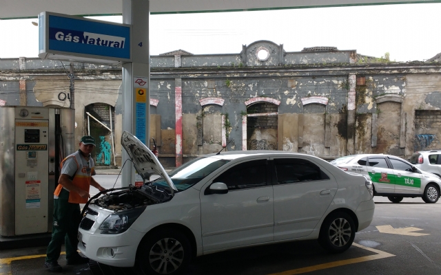 Com a alta da gasolina, gás natural atrai motoristas | Jornal da Orla