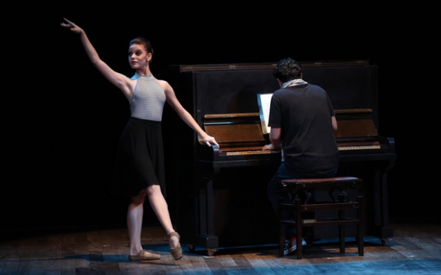 Balé da Cidade de Santos interpreta vida de Edith Piaf