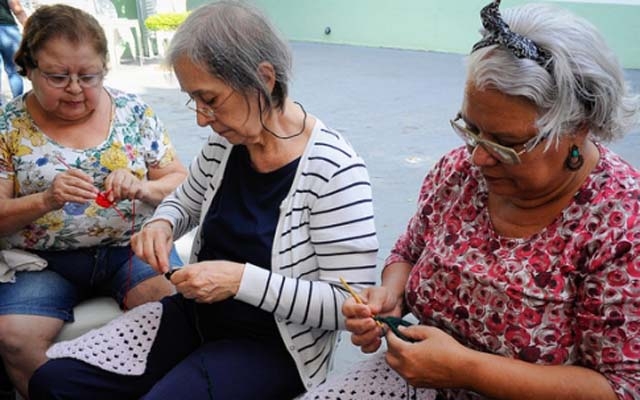 Voluntárias fazem crochê para a Campanha do Agasalho | Jornal da Orla