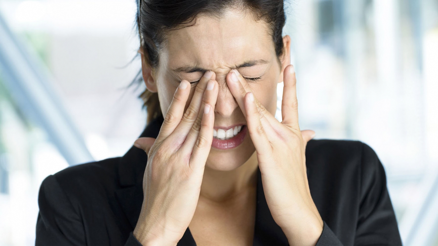 Coçar os olhos pode danificar a córnea