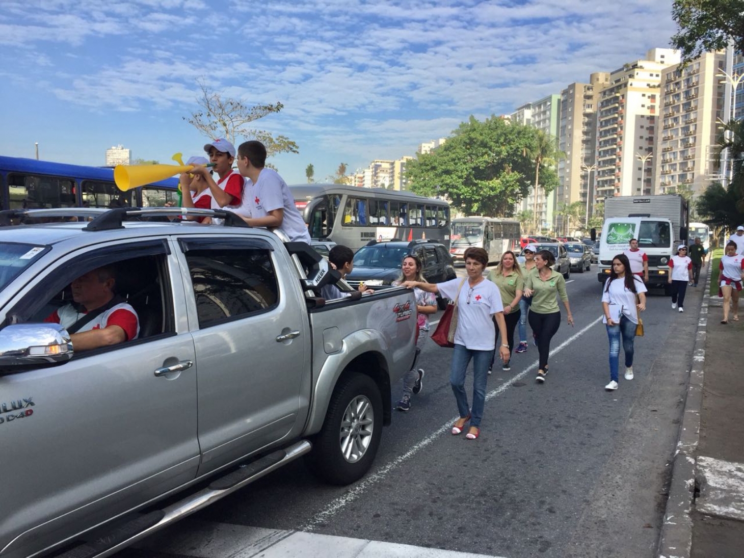 Carreata arrecada milhares de agasalhos em São Vicente | Jornal da Orla