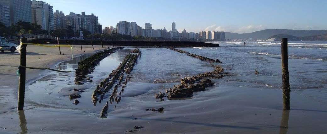 Destroços de embarcação voltam a aparecer na praia do Embaré