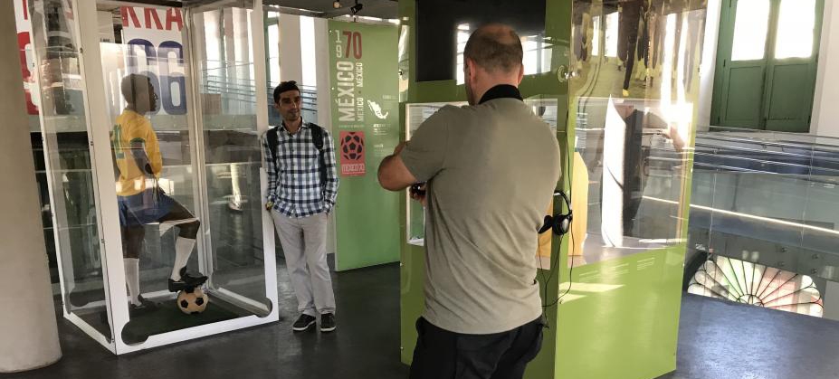 Equipe de TV do Azerbaijão grava programa turístico em Santos