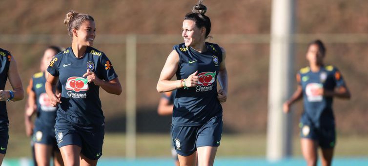 Seleção feminina de futebol já está nos EUA para o Torneio das Nações | Jornal da Orla