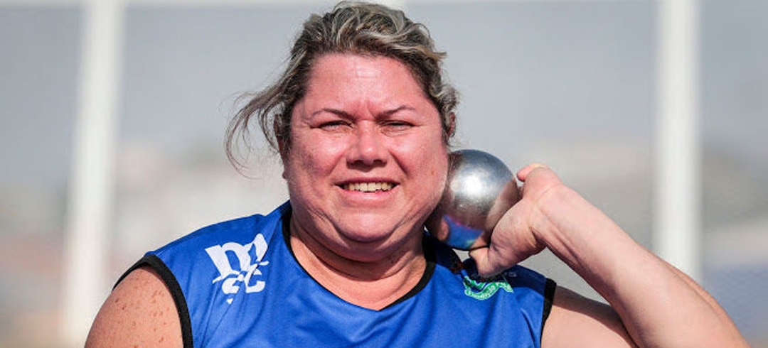 Paratleta Beth Gomes bate recorde mundial no lançamento de dardo