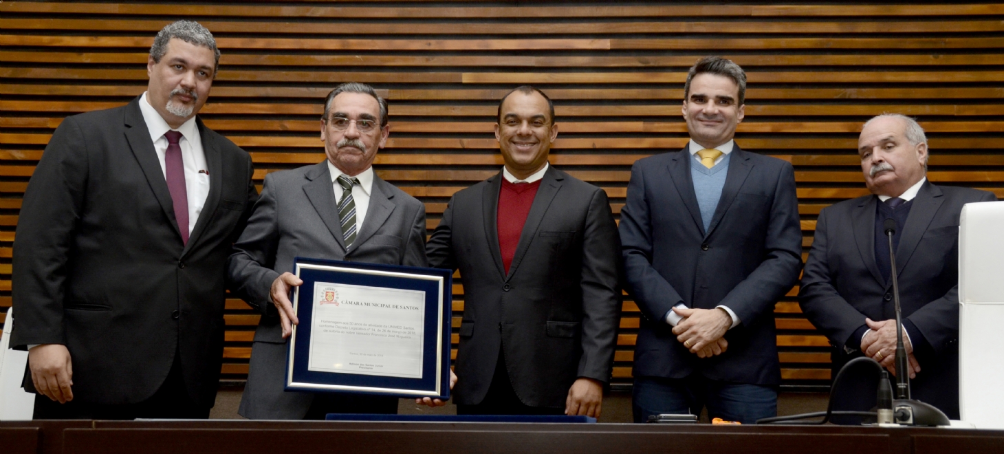 Câmara homenageia Unimed Santos com placa comemorativa pelos 50 anos de fundação