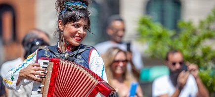 Mirada leva música, dança e crítica social ao Centro | Jornal da Orla