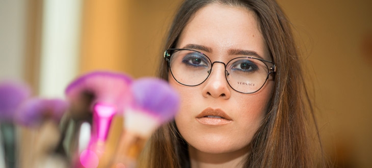 Dicas de maquiagem para quem usa óculos | Jornal da Orla