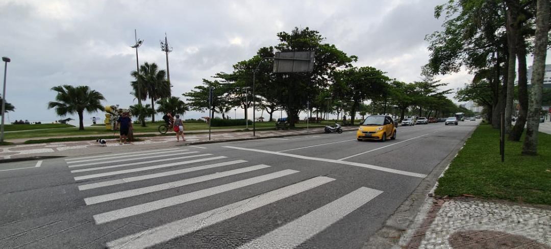 Revitalização da sinalização viária avança em avenidas da orla santista | Jornal da Orla