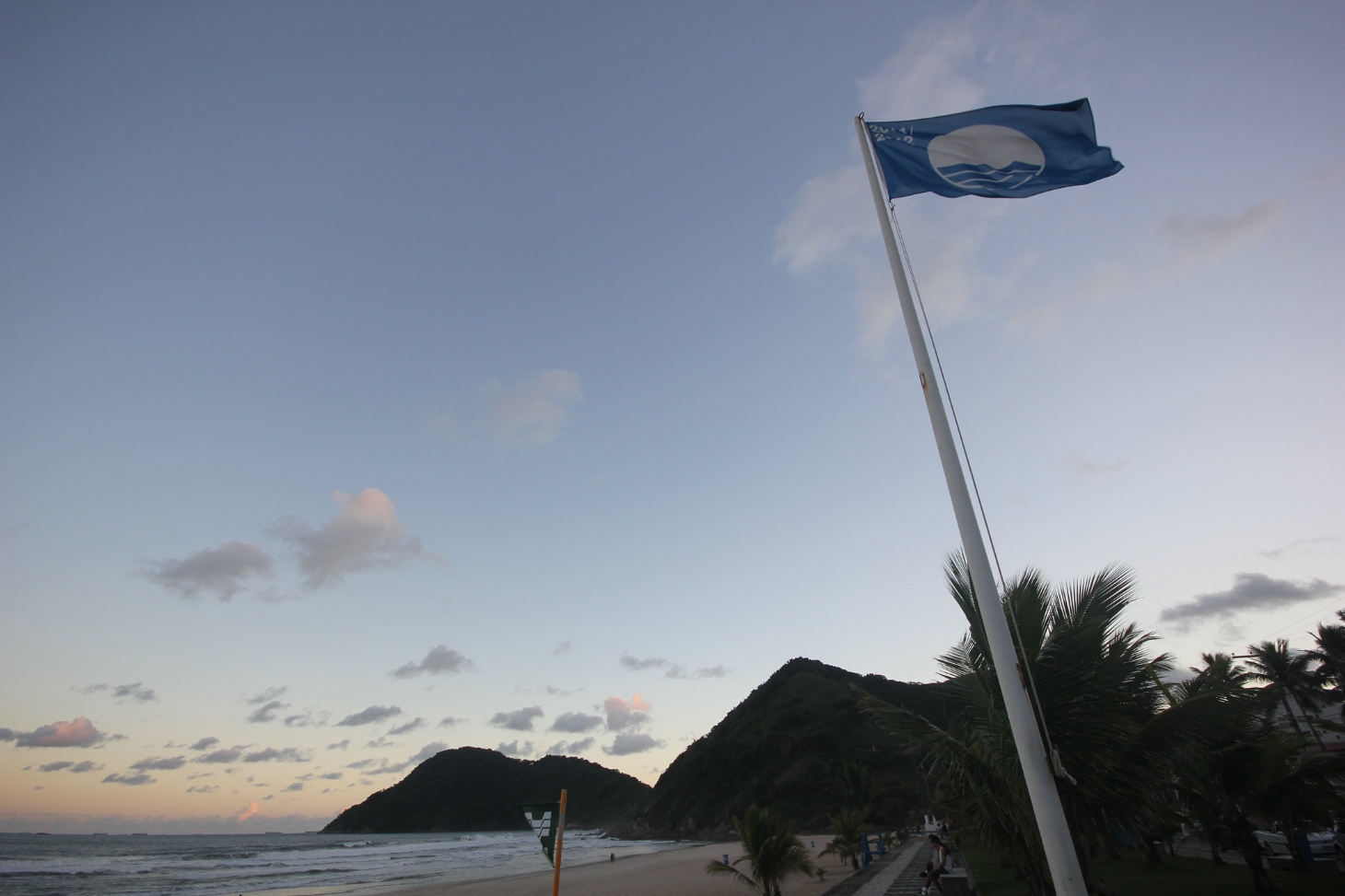 Em Guarujá, Praia do Tombo conquista Bandeira Azul pela 10ª vez consecutiva | Jornal da Orla
