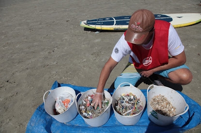 Projeto em Santos troca lixo nas praias por aluguel de stand up paddle | Jornal da Orla