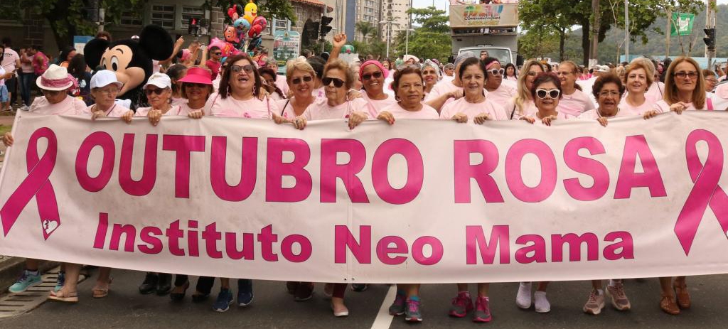 Caminhada do Outubro Rosa reúne mais de 3 mil pessoas na orla de Santos