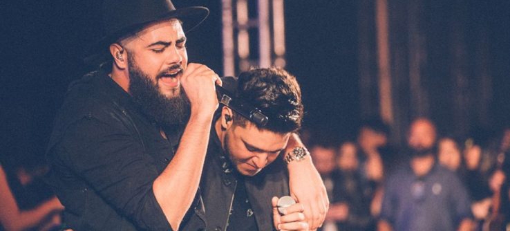 Dupla Henrique chr38 Juliano faz show no Portuários