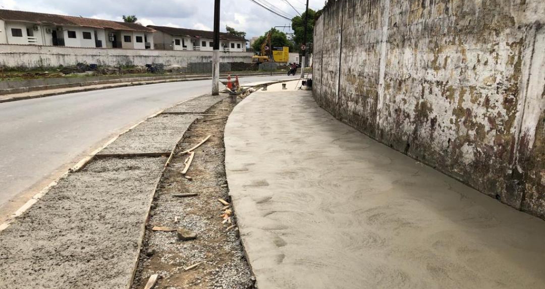 Reurbanização de avenida na Zona Noroeste de Santos ultrapassa metade dos trabalhos