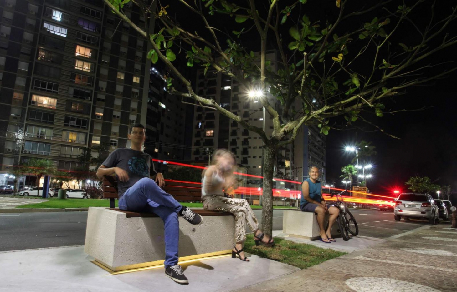 Calçadão da Nova Ponta da Praia recebe primeiros postes de iluminação