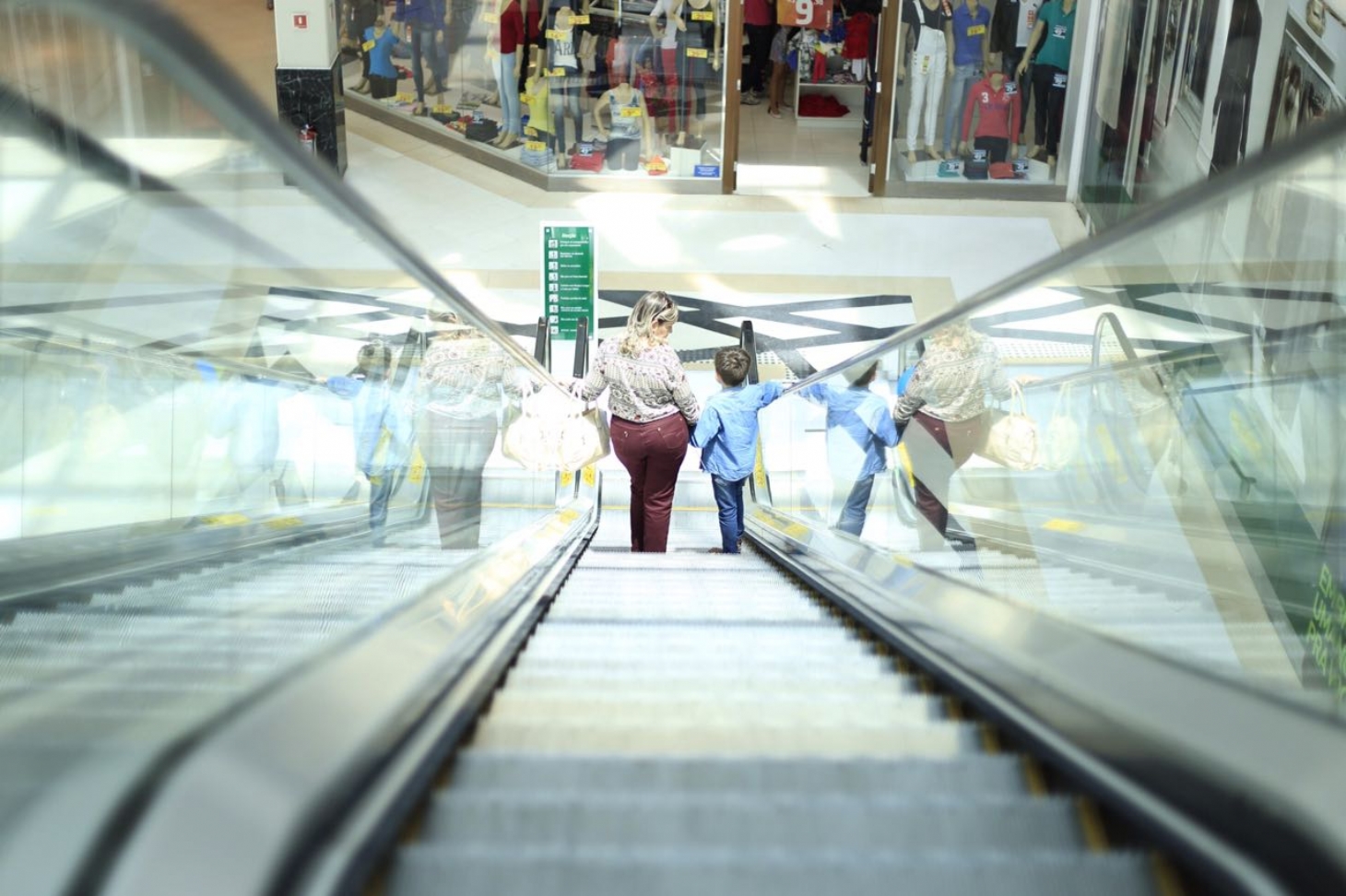 Ação conscientiza para o uso correto as escadas rolantes em shoppings
