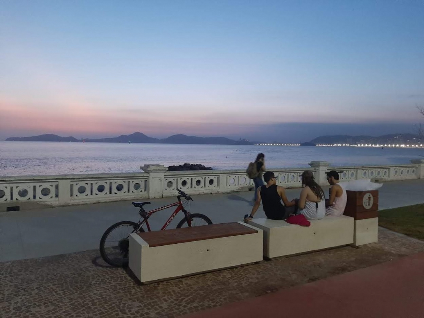 Nova Ponta da Praia em Santos começa a receber mobiliário urbano