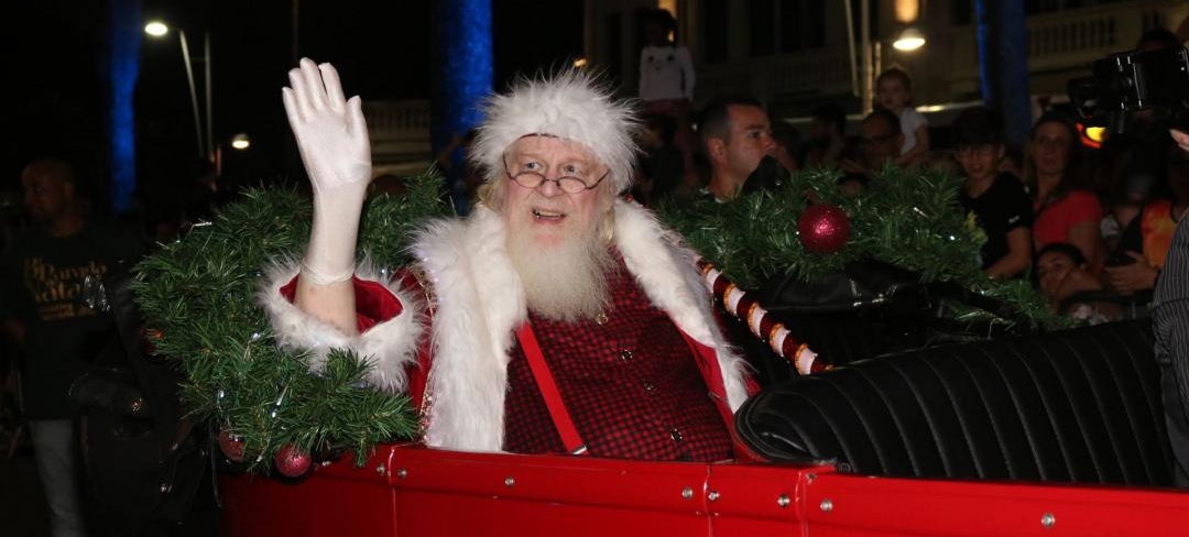 Papai Noel encanta público na 8ª Parada de Natal no Gonzaga