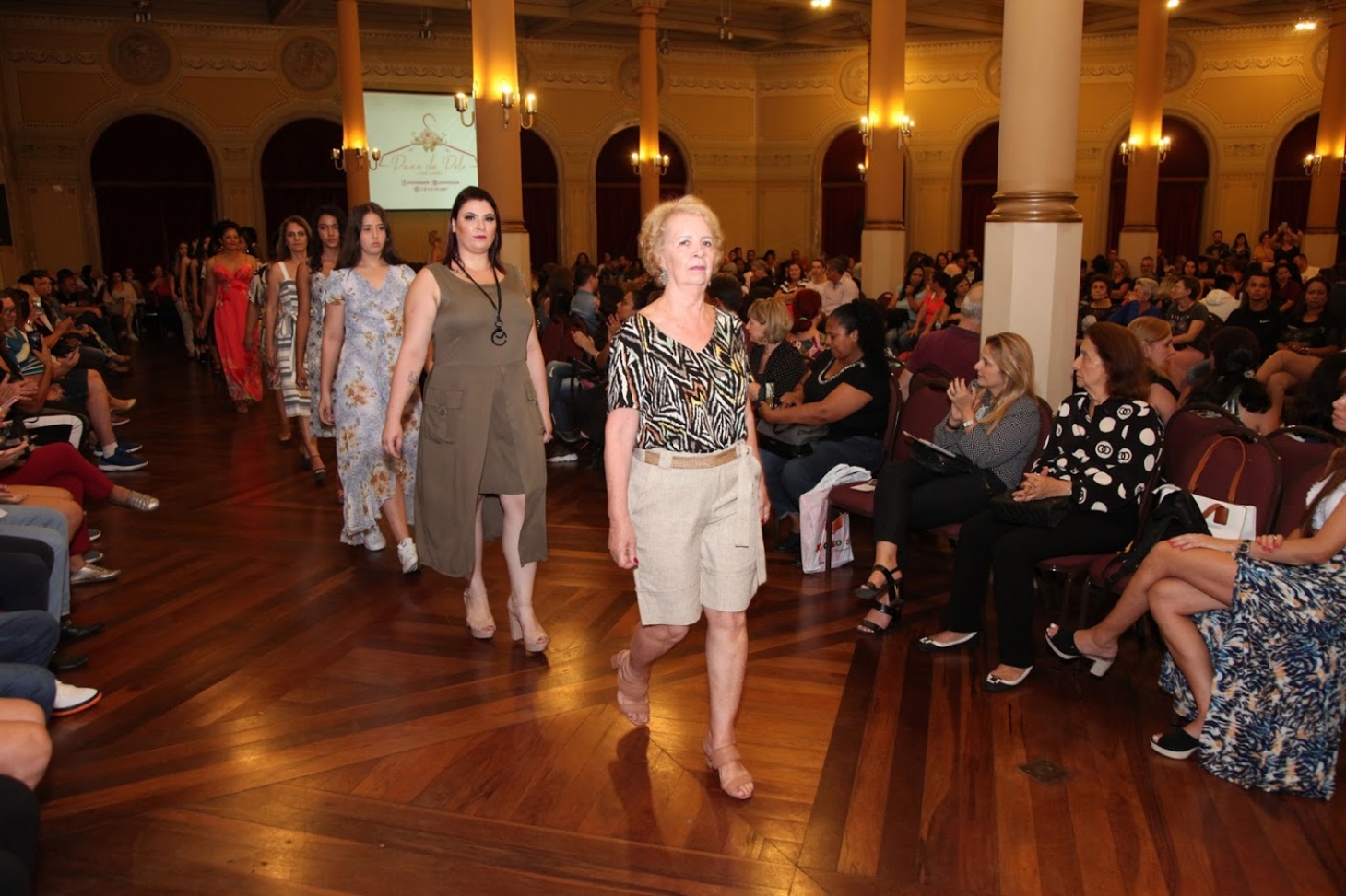 Desfile em Santos arrecada 800 brinquedos para campanha de Natal