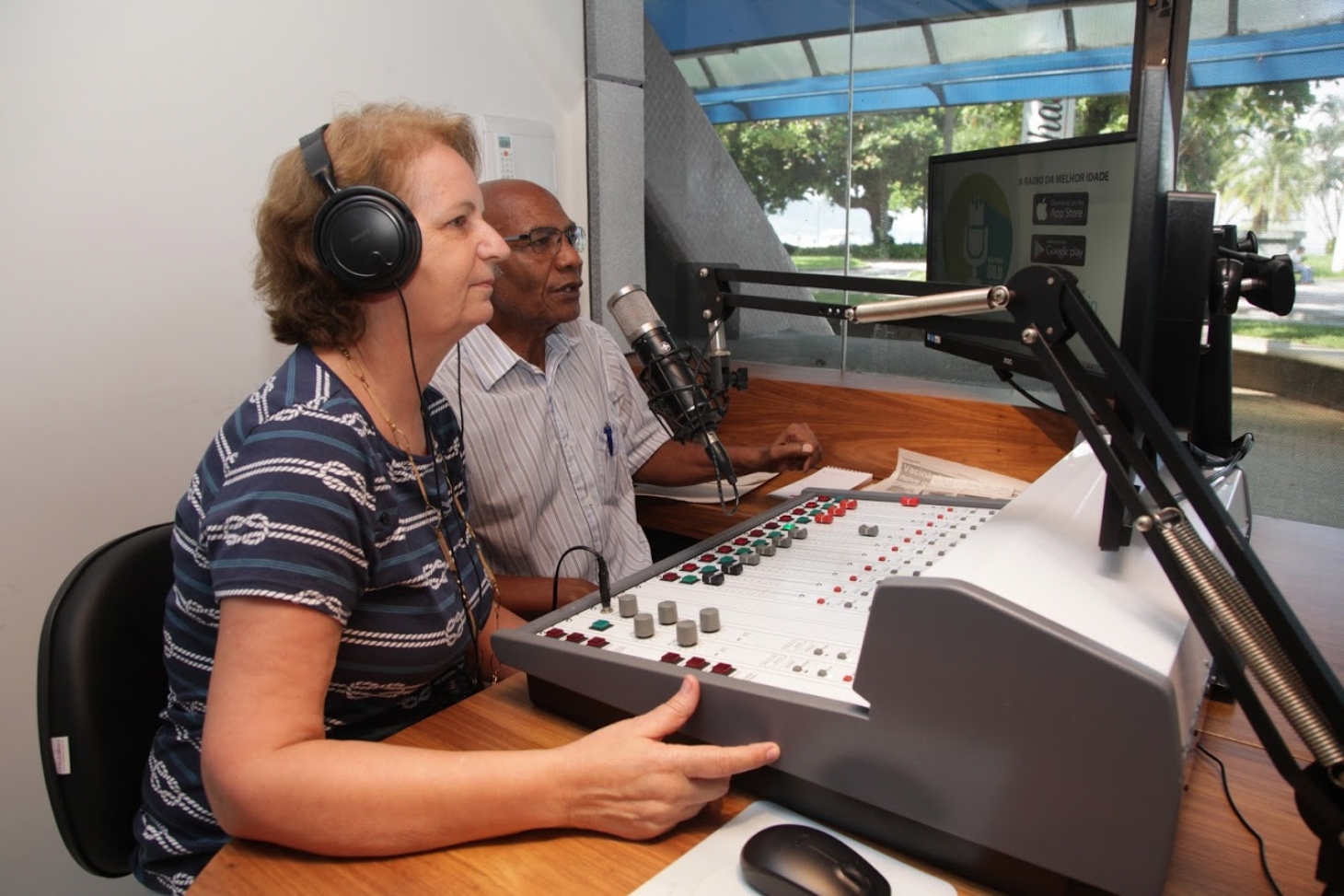 Vila Criativa Sênior de Santos realiza oficina prática de rádio