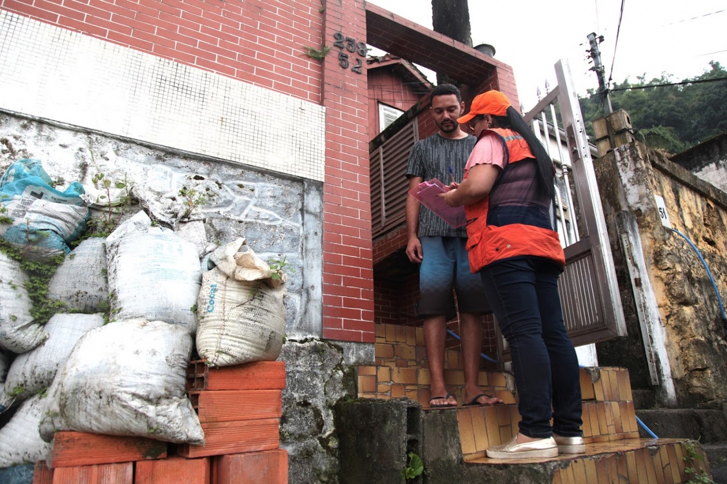 Defesa Civil de Santos vistoria áreas de risco e cadastra moradores antes do período de chuvas