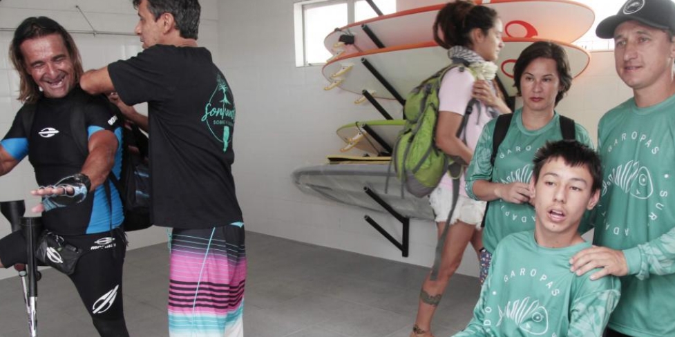 Primeira escola pública de surfe adaptado do mundo abre inscrições | Jornal da Orla