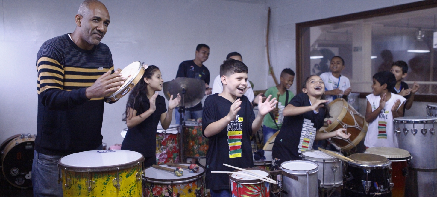 Intercâmbio cultural muda a vida de crianças carentes