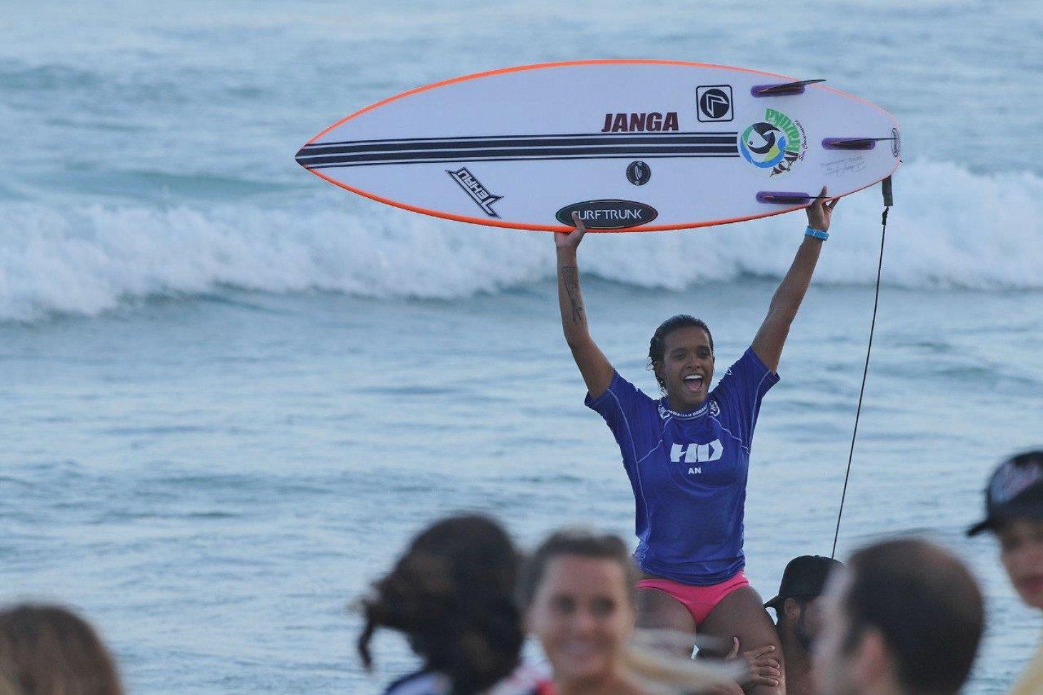 Santista Júlia Santos é a campeã brasileira de surf profissional 2019