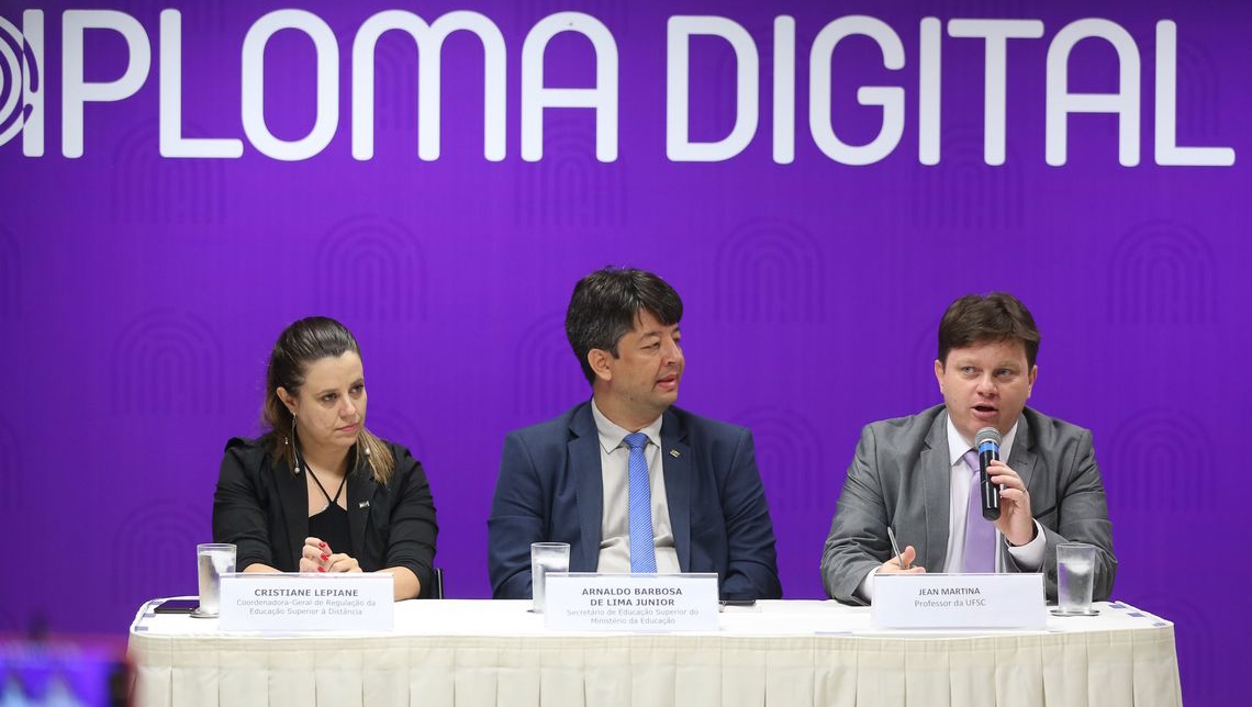Governo anuncia versão digital de diplomas com custo 80chr37 menor | Jornal da Orla