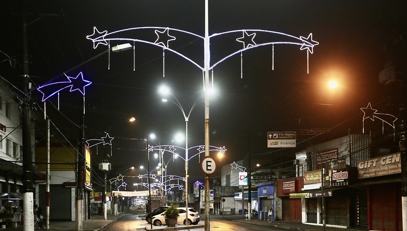 Ruas decoradas dão o tom das festas de fim de ano em Guarujá