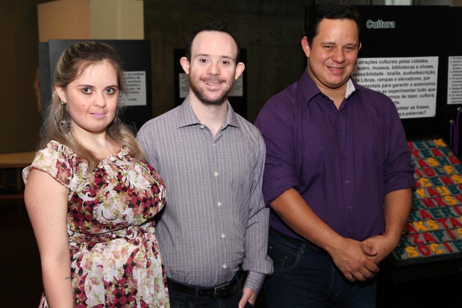 Jovens com síndrome de Down orientam exposição em Santos | Jornal da Orla