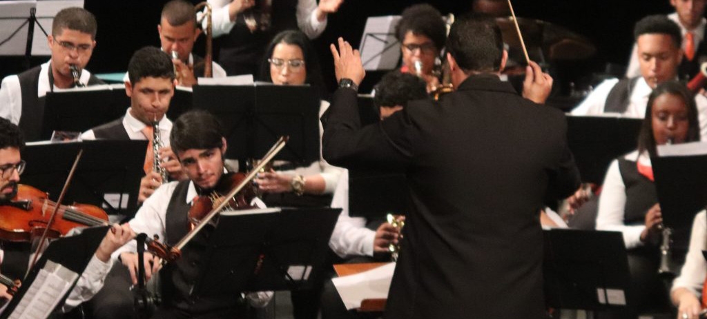 Orquestra Cubatão Sinfonia apresenta concerto com canções natalinas