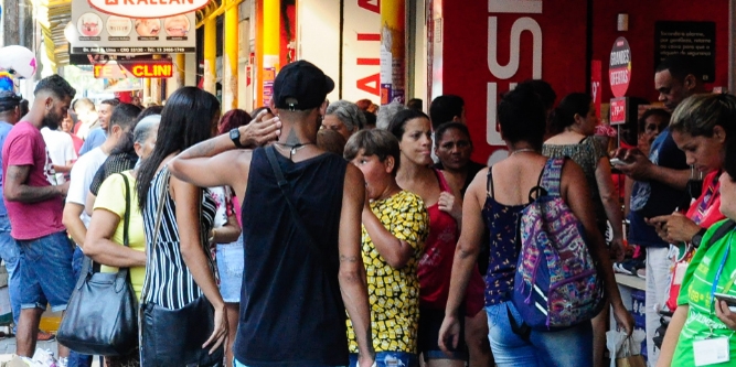 Comércio de São Vicente estende horário de funcionamento