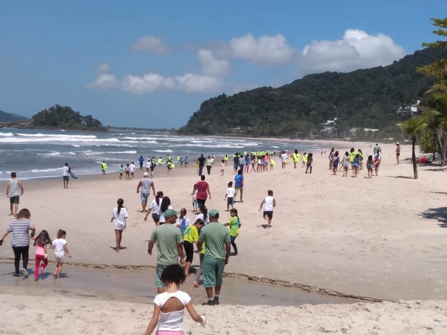 Praias de Guarujá recebem mutirão de limpeza nesta sexta-feira (20)