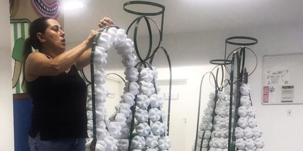 Anjos feitos com material reciclável complementam decoração de Natal na orla de Santos
