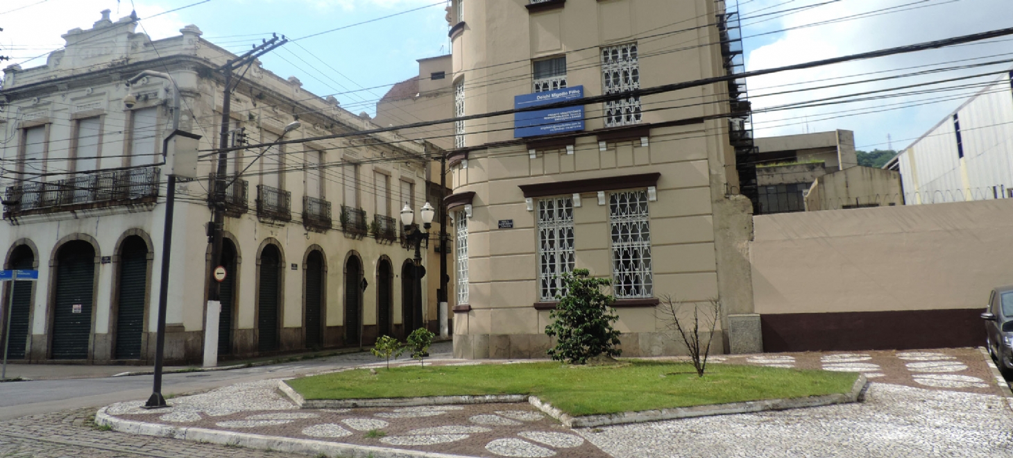 Praça no Centro Histórico de Santos é recuperada após pichação