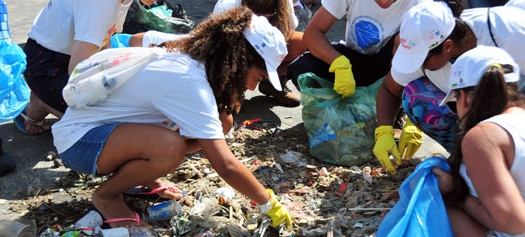 Mutirão de limpeza recolhe 246 quilos de microlixo em apenas 1km de areia em PG