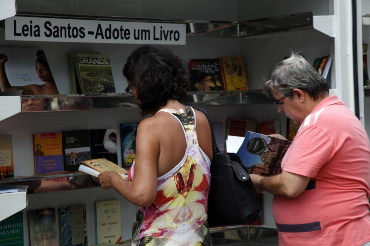 Leia Santos estaciona biblioteca móvel no Gonzaga