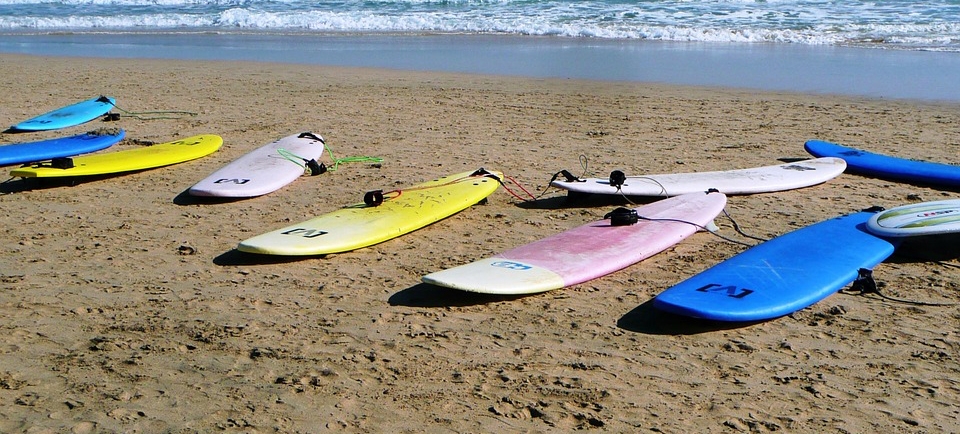 Escola de Surf de São Vicente recebe novas pranchas e lycras