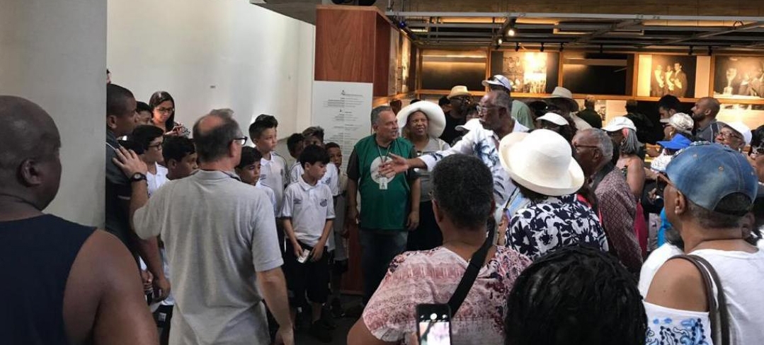 Meninos do Santos FC e turistas lotam o Museu Pelé | Jornal da Orla