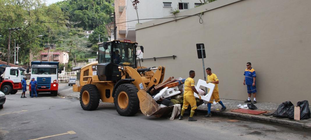 Prefeitura realiza ações para conscientizar população sobre causas de enchentes