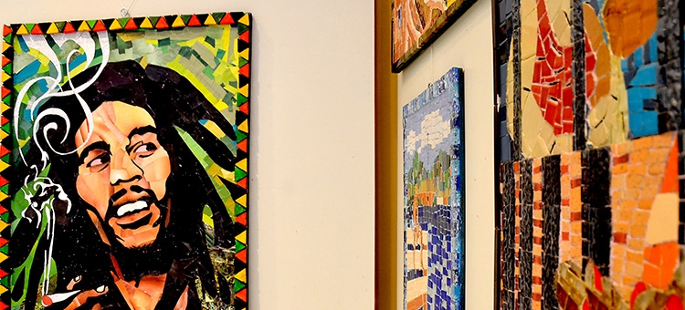 Exposição em Itanhaém traz mais de 30 obras de diferentes temas em mosaico | Jornal da Orla