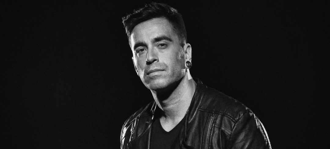 Cristopher Clark se apresenta na tenda 3, em Santos