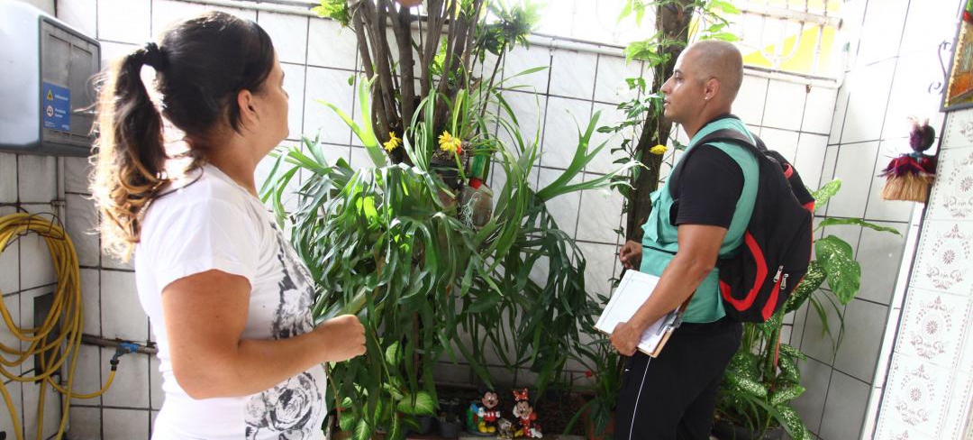Mutirão para eliminar foco do Aedes aegypti é realizado em Santos