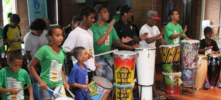 Oficinas de percussão e coral no Arte no Dique