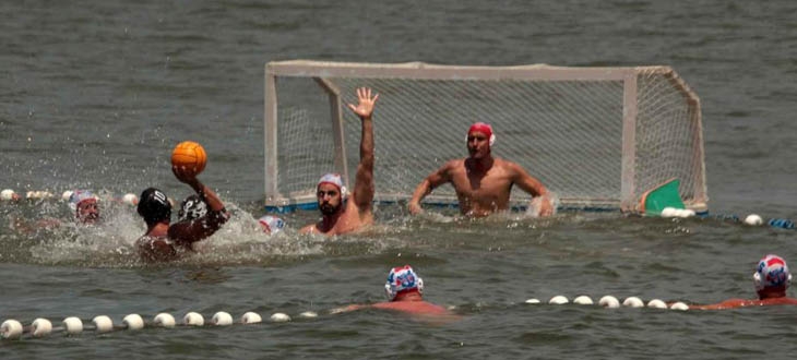 Competição de polo aquático no mar em Santos