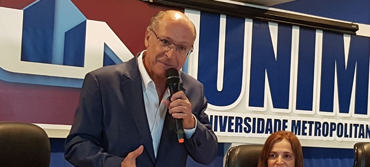 Geraldo Alckmin ministra aula para docentes do curso de Medicina em Santos