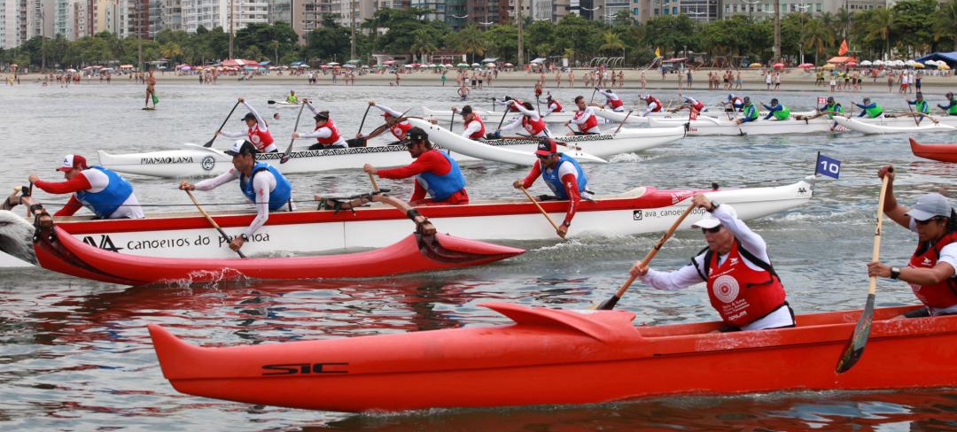 Santos recebe competição mundial de canoa havaiana
